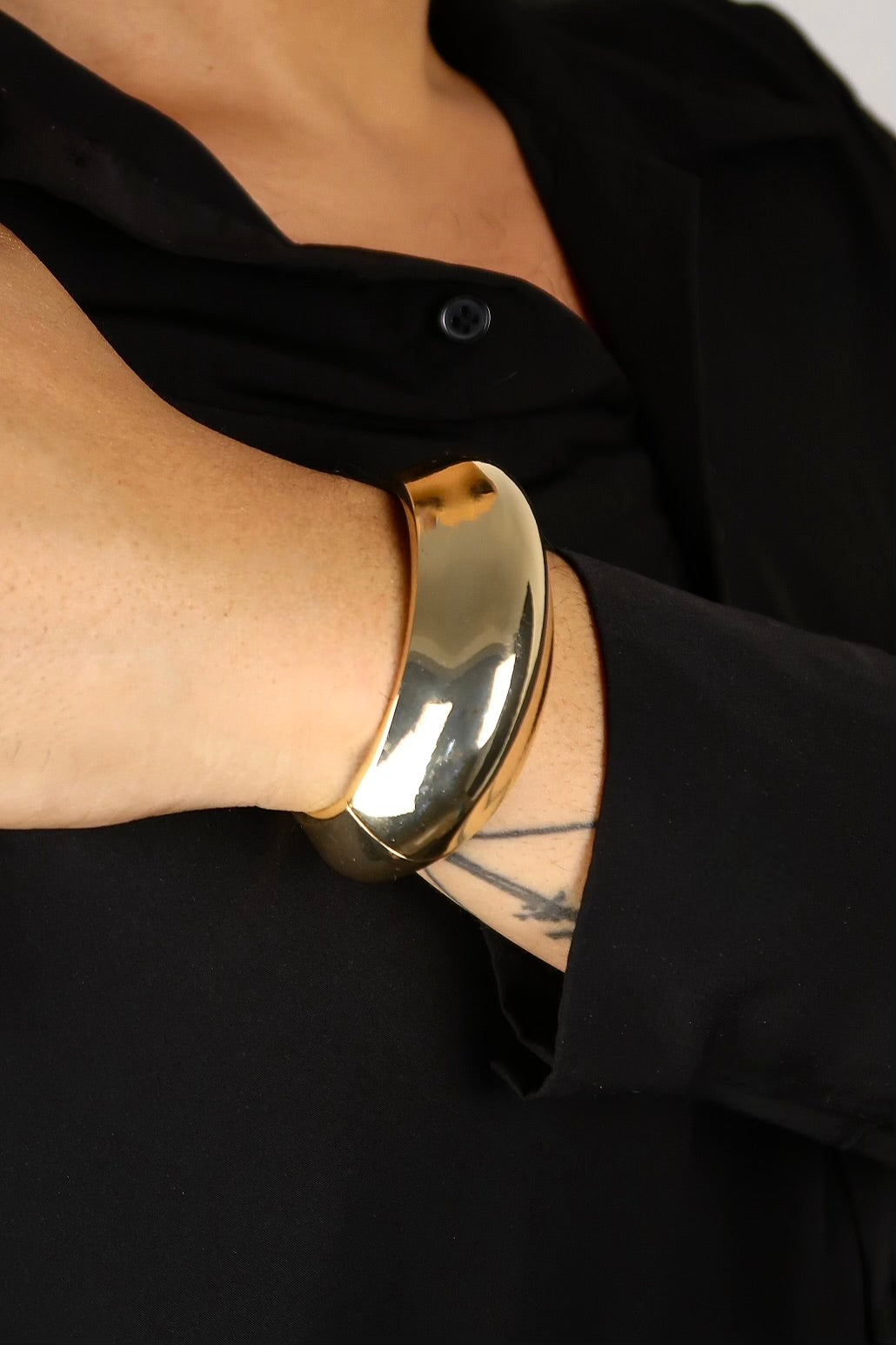The Raised Dorsal Gold Bangle